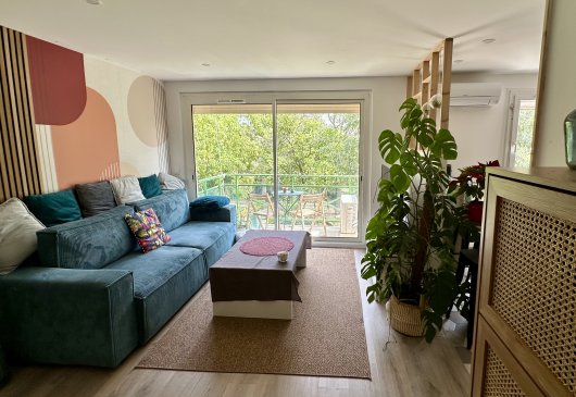 2BR apt  w parking/balcony/air con
