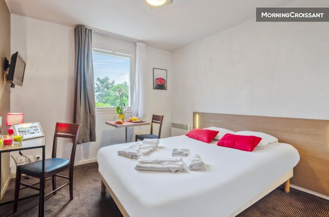 Beautiful studio w hotel services