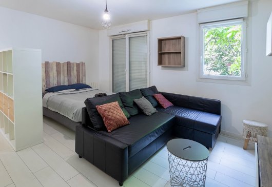 MODERN STUDIO NEAR PARIS