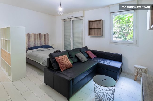 MODERN STUDIO NEAR PARIS