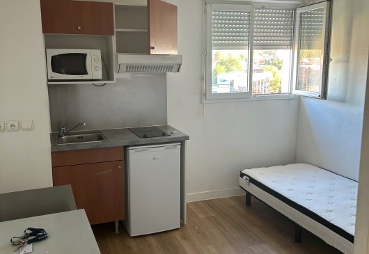 Furnished studio in residence