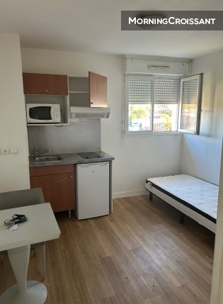 Furnished studio in residence