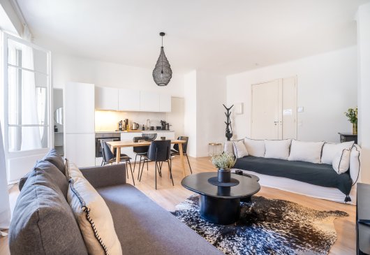 Refined apartment with balcony