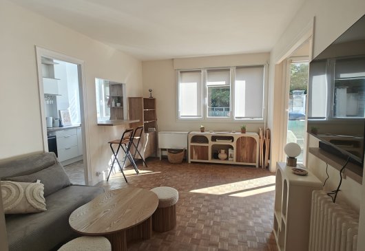 A sunny cocoon with balcony