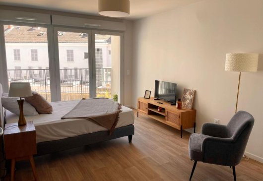 Furnished studio in residence