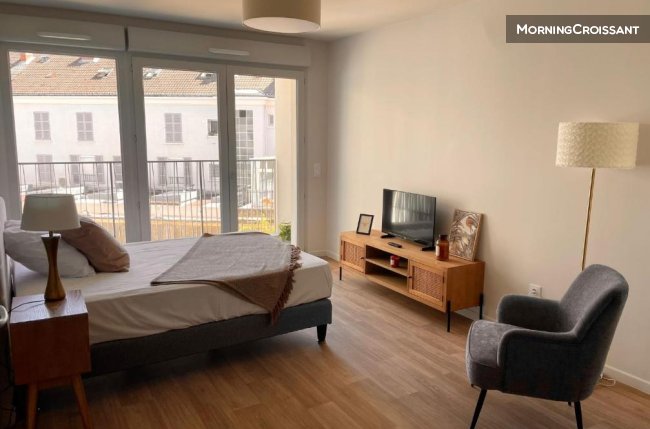 Furnished studio in residence