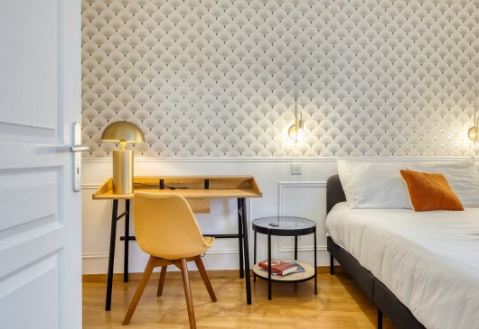 Charming T2 at foot of the station