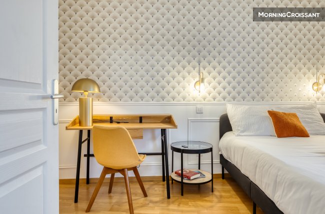 Charming T2 at foot of the station