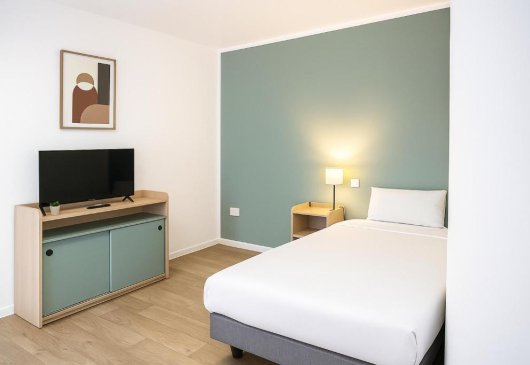 Furnished studio in residence