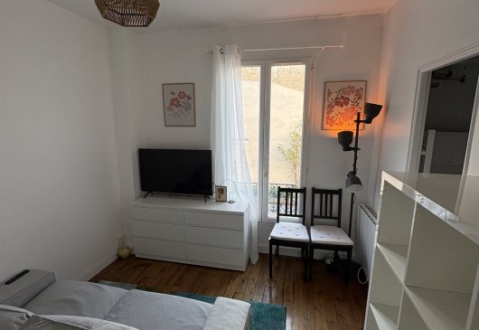 Studio with separate kitchen