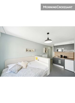 Studio double bed in residence