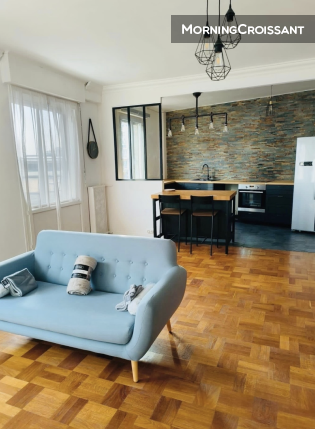 Bright flat in the heart of Bécon