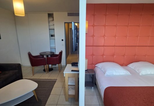 F2 - 1 bedroom with living room