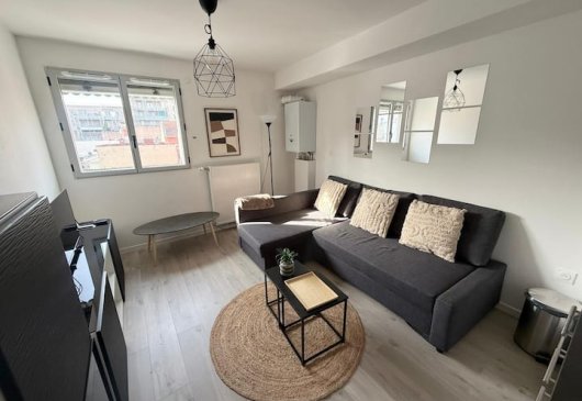 Studio downtown Oullins/metro