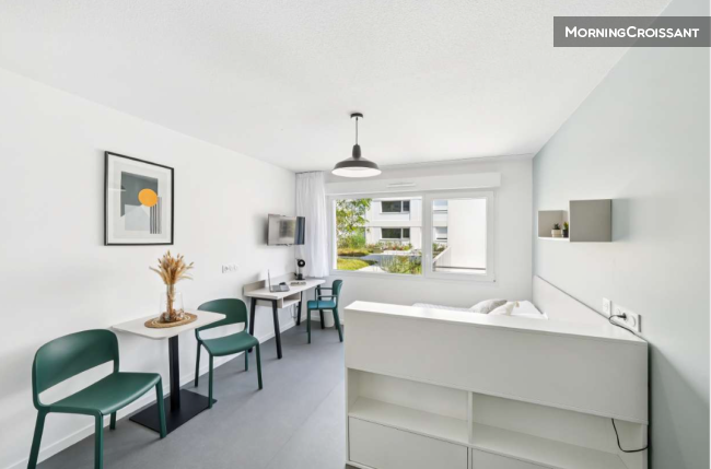 Studio double bed in residence