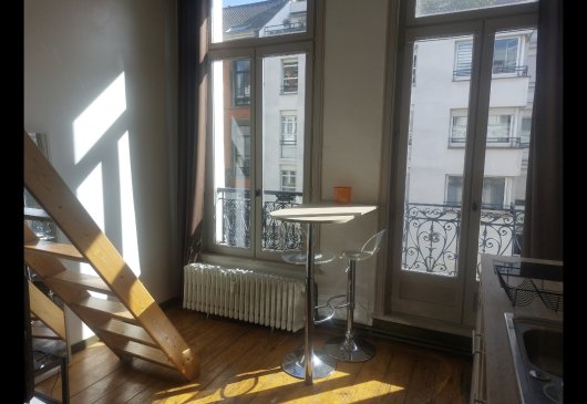 Studio mezzanine balcony centre