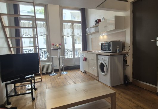 Studio mezzanine balcony centre