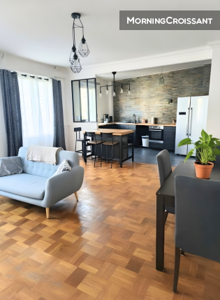 Bright flat in the heart of Bécon