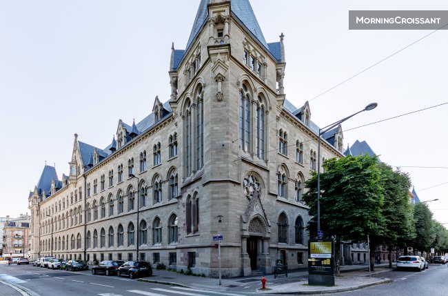 Furnished studio in residence