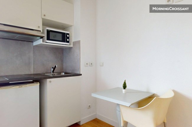 Furnished studio in residence