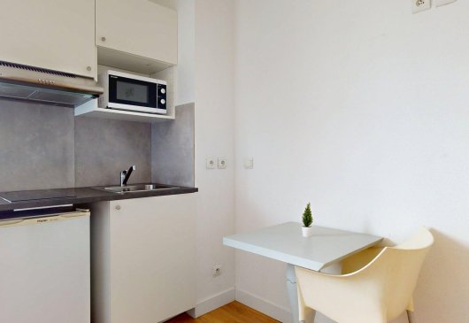 Furnished studio in residence