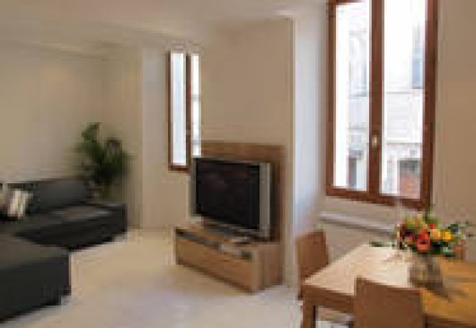 Beautiful apt. Heart of old Antibes