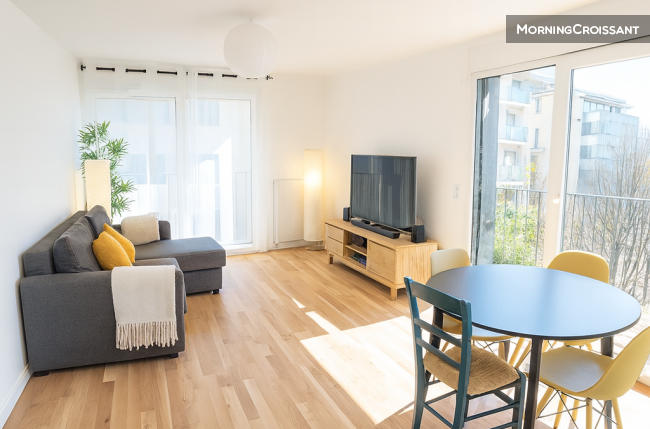 Family flat on banks of the Seine