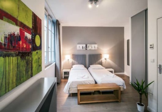 Furnished studio with single beds