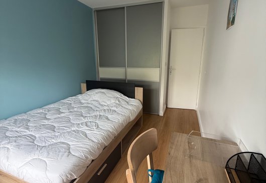 Furnished room with balcony (33140)