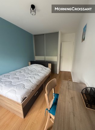 Furnished room with balcony (33140)