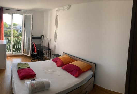 Room opposite the Gratte-ciel metro