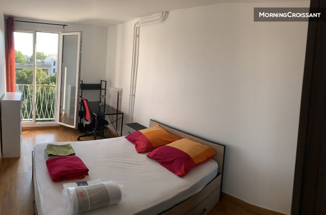 Room opposite the Gratte-ciel metro