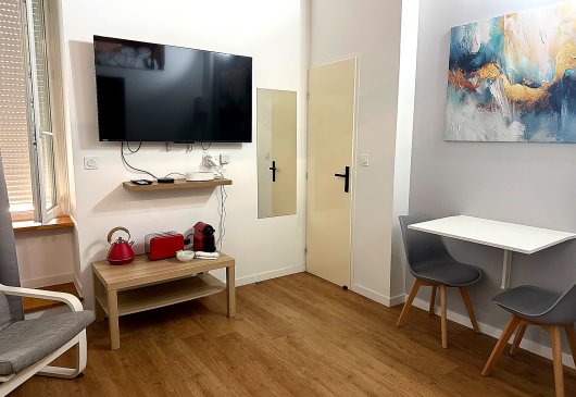Cosy mezzanine studio Metro Line B