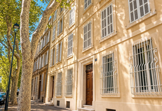 Spacious, sunny three-bedroom flat