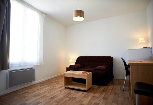Large student studio flat to let