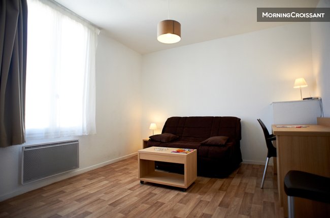 Large student studio flat to let