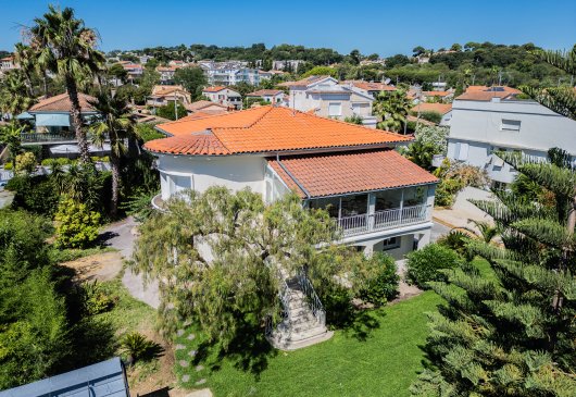 5-bedroom villa by the sea,