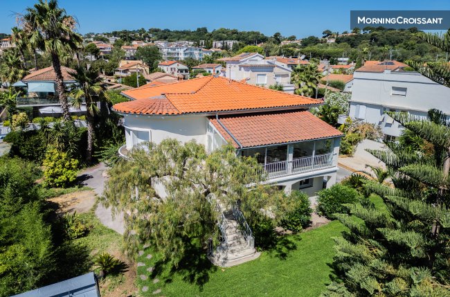 5-bedroom villa by the sea,