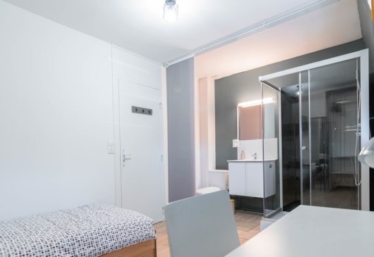 edhec, shared shower and private wc