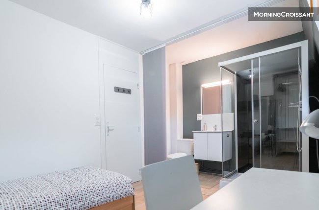 edhec, shared shower and private wc