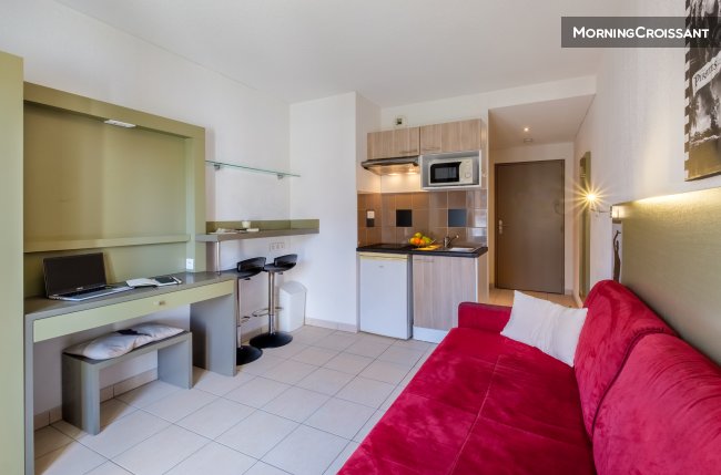 Furnished studio in residence