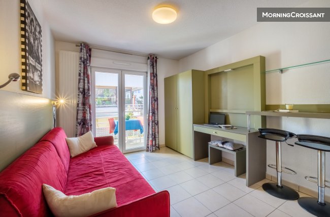 Studio pool Antibes with balcony