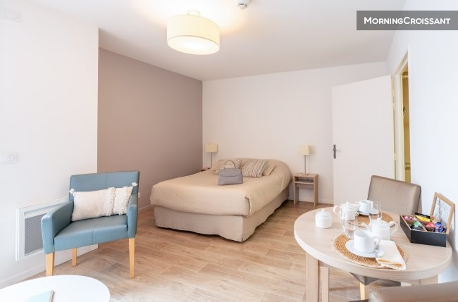 Furnished studio in residence