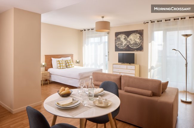 Furnished studio in residence