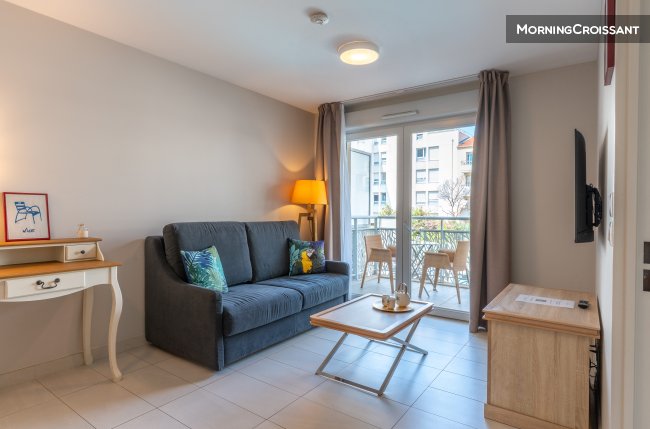 Furnished flat in residence