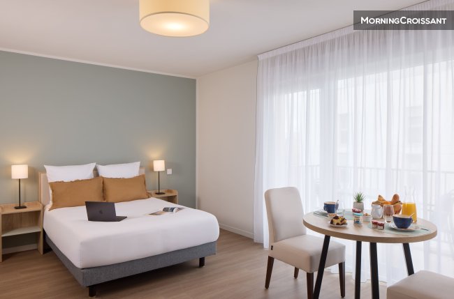Furnished studio in residence
