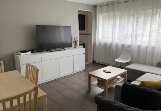 Air-conditioned one-bedroom flat