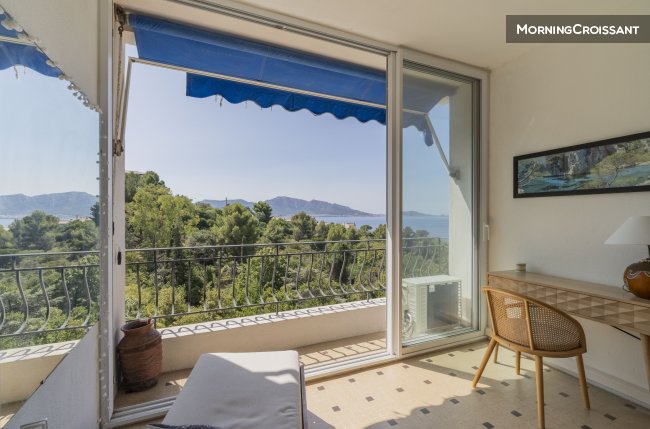 Flots Bleus flat with a balcony
