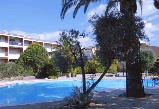 Cosy flat w/ private access to sea