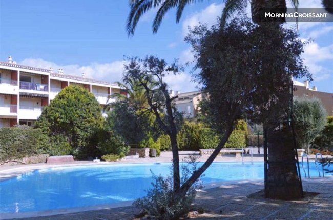 Cosy flat w/ private access to sea